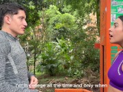 MILF Colombiana convence a Nerd boy en un parque de follar en su casa, su hijastro los descubre! 3/16