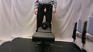 remo a una mano, de uniforme vigilante de seguridad, mostrando polla