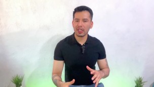 Joven twink dotado de 20cm penetra por primera vez al militar musculoso amigo de su padre. Relato