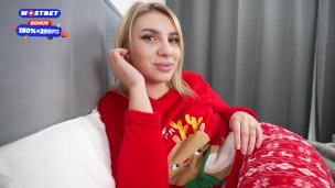 Tricky stepson fucks his naive stepmom while she is in virtual reality