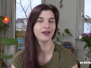 Ersties - Jade verwöhnt ihre rasierte Muschi mit einem Dildo vor dem Spiegel 13/16