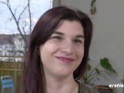 Ersties - Jade verwöhnt ihre rasierte Muschi mit einem Dildo vor dem Spiegel 15/16