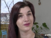 Ersties - Jade verwöhnt ihre rasierte Muschi mit einem Dildo vor dem Spiegel 4/16