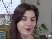 Ersties - Jade verwöhnt ihre rasierte Muschi mit einem Dildo vor dem Spiegel 6/16