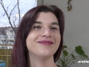 Ersties - Jade verwöhnt ihre rasierte Muschi mit einem Dildo vor dem Spiegel 8/16