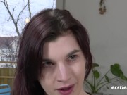 Ersties - Jade verwöhnt ihre rasierte Muschi mit einem Dildo vor dem Spiegel 9/16