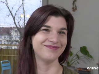 Ersties – Jade verwöhnt ihre rasierte Muschi mit einem Dildo vor dem Spiegel
