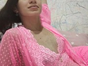 Brasileira coloca sua roupa rosa e começa a brincar com sua bucetinha 1/16