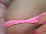 Brasileira coloca sua roupa rosa e começa a brincar com sua bucetinha 7/16