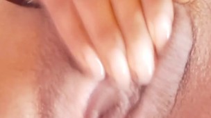 Tengo este coño muy mojado, y quiero mucha leche