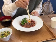 Beautiful women who travel to hot springs in Japan seduce men with their beauty and lead them to eja 1/16