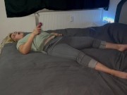 Masturbation auf dem Bett in Jeans mit dem Satisfyer pro 2 multiple Orgasmen zittern Zucken stöhnen 10/16