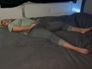 Masturbation auf dem Bett in Jeans mit dem Satisfyer pro 2 multiple Orgasmen zittern Zucken stöhnen 11/16