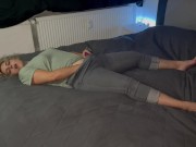 Masturbation auf dem Bett in Jeans mit dem Satisfyer pro 2 multiple Orgasmen zittern Zucken stöhnen 13/16