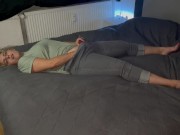 Masturbation auf dem Bett in Jeans mit dem Satisfyer pro 2 multiple Orgasmen zittern Zucken stöhnen 14/16