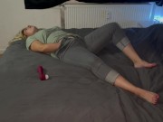 Masturbation auf dem Bett in Jeans mit dem Satisfyer pro 2 multiple Orgasmen zittern Zucken stöhnen 4/16