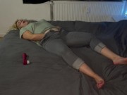 Masturbation auf dem Bett in Jeans mit dem Satisfyer pro 2 multiple Orgasmen zittern Zucken stöhnen 6/16