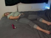 Masturbation auf dem Bett in Jeans mit dem Satisfyer pro 2 multiple Orgasmen zittern Zucken stöhnen 8/16