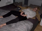 Selbstbefriedigung multiple orgasmen Klitoris reiben satisfyer vibrator Fingern feuchte Muschi 1/16