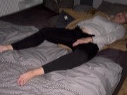 Selbstbefriedigung multiple orgasmen Klitoris reiben satisfyer vibrator Fingern feuchte Muschi 2/16