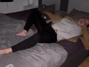 Selbstbefriedigung multiple orgasmen Klitoris reiben satisfyer vibrator Fingern feuchte Muschi 8/16