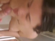 La mejor amiga de mi esposa entra mientras me estoy duchando y me saca toda la leche