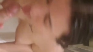 La mejor amiga de mi esposa entra mientras me estoy duchando y me saca toda la leche