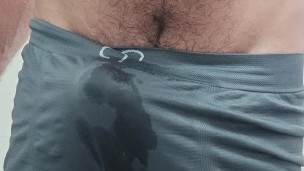 Mijando na cueca e batendo uma punheta gostosa, gemendo muito e gozando gostoso com meu pau grande