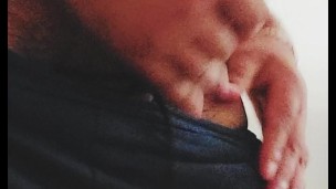 Hombre latino tocandose bien rico