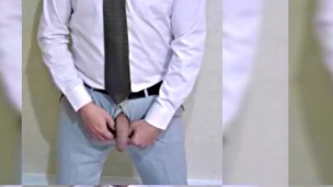 CORBATA MARRON, CAMISA ROSA Y PANTALON GRIS, PARTES BAJAS