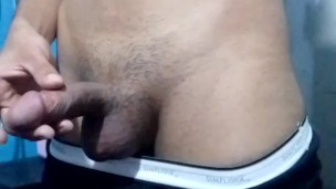 LINDO FEMBOY JUEGA CON SU PENE Y TIENE UNA CORRIDA MUY CALIENTE