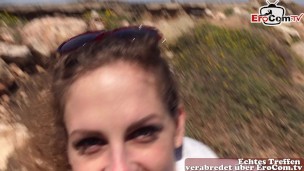 Deutsche Urlauberin verpasst ihrem Freund am Meer einen Blowjob