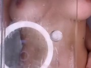 Gostosa peituda se mostrando no banho