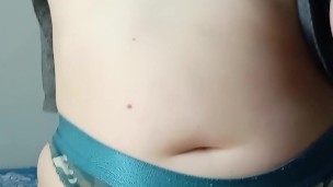 masturbandose en la habitacion 