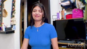 Hermanastro déjame sola quiero probar mi nuevo juguete.