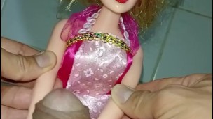 mi novia doll sumisa, me hace una paja a enorme pene grande y venozo, fetish doll, primer plano