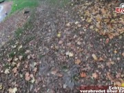 Blonde deutsche Milf mit Brille trifft sich mit fremden Mann zum ficken in der Öffentlichkeit