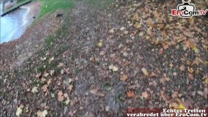 Blonde deutsche Milf mit Brille trifft sich mit fremden Mann zum ficken in der Öffentlichkeit