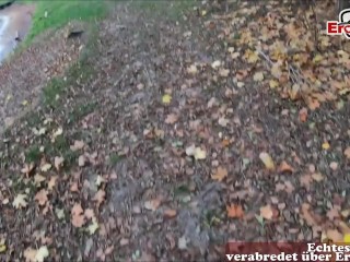 Blonde deutsche Milf mit Brille trifft sich mit fremden Mann zum ficken in der Öffentlichkeit