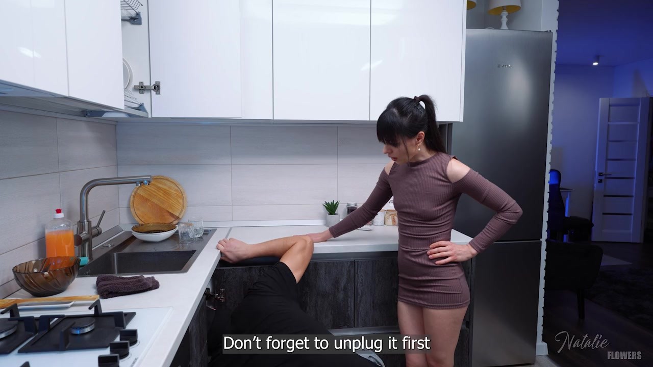 Slutty Stepmom-Facesitting lessons.Stepson,help me in the kitchen - RedTube