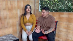 Psicologa pelirroja folla con pareja de pacientes como parte de la terapia-CAMILA HENAO