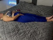 Masturbieren auf dem Bett im BH. Multiple Orgasmen Vorspiel vor dem unglaublichen Sex mit Clyde 1/16