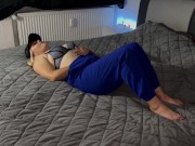 Masturbieren auf dem Bett im BH. Multiple Orgasmen Vorspiel vor dem unglaublichen Sex mit Clyde 10/16