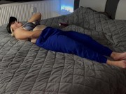 Masturbieren auf dem Bett im BH. Multiple Orgasmen Vorspiel vor dem unglaublichen Sex mit Clyde 4/16