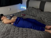 Masturbieren auf dem Bett im BH. Multiple Orgasmen Vorspiel vor dem unglaublichen Sex mit Clyde