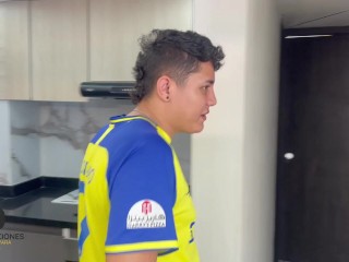 Descubro a mi pequeña hermanastra tomándose unas fotos en calzones y termino follandola duro y rico.