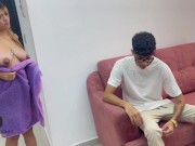 Chica rubia latina paga con sexo anal a joven repartidor y la folla duro a escondidas de su marido.