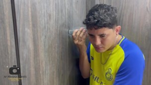 Descubro a mi pequeña hermanastra hablando con su novio y me la follo duro para guardar el secreto.