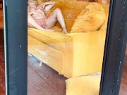 Un extraño me graba mientras me toco en una cabaña 2/16