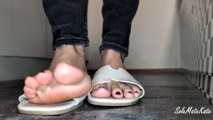 Showing off my big feet in the kitchen 👣❤️